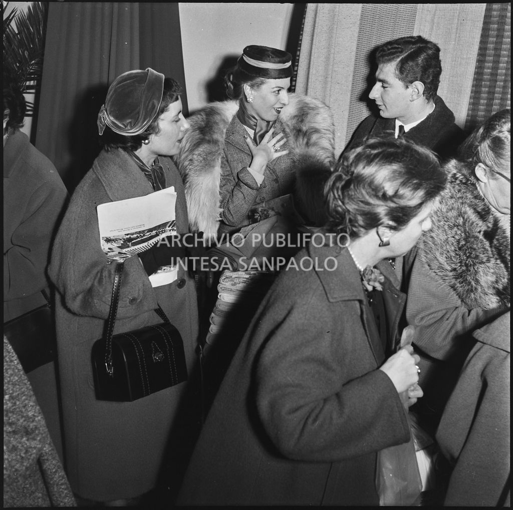 Paolo Marzotto in compagnia di alcune direttrici di riviste di moda in visita allo stabilimento del Lanificio Marzotto di Manerbio<br>201959