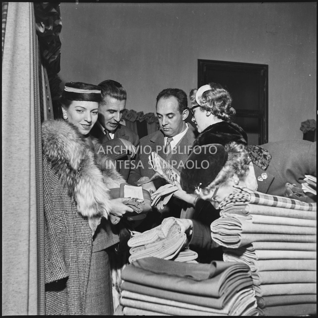 Le redattrici delle riviste di moda osservano i tessuti del Lanificio Marzotto in occasione della visita allo stabilimento di Manerbio<br>201960