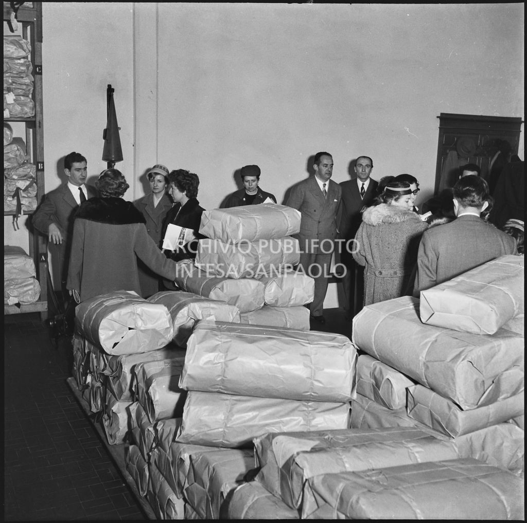 Le redattrici delle riviste di moda in visita allo stabilimento del Lanificio Marzotto di Manerbio in compagnia di Paolo Marzotto (primo da sinistra)<br>201965