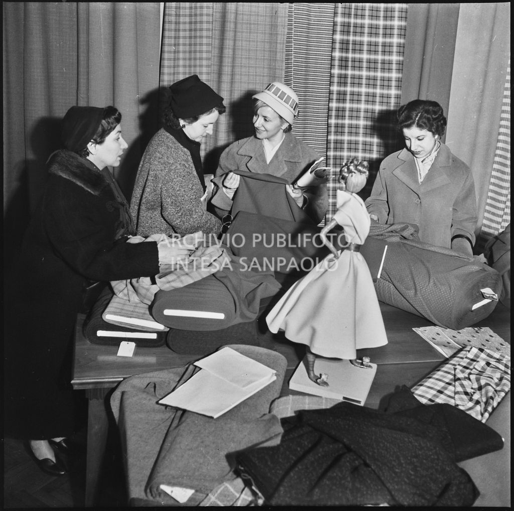 Le redattrici di riviste di moda controllano la qualità dei tessuti in occasione della visita allo stabilimento del Lanificio Marzotto di Manerbio<br>201966