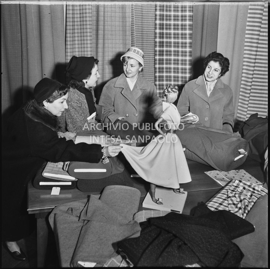 Le redattrici di riviste di moda controllano la qualità dei tessuti in occasione della visita allo stabilimento del Lanificio Marzotto di Manerbio<br>201967