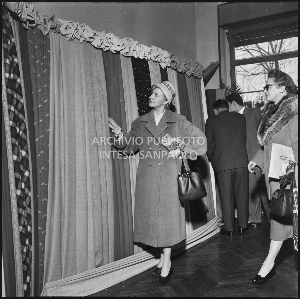 La redattrice di una rivista di moda controlla il campionario dei tessuti in occasione della visita allo stabilimento del Lanificio Marzotto di Manerbio<br>201968