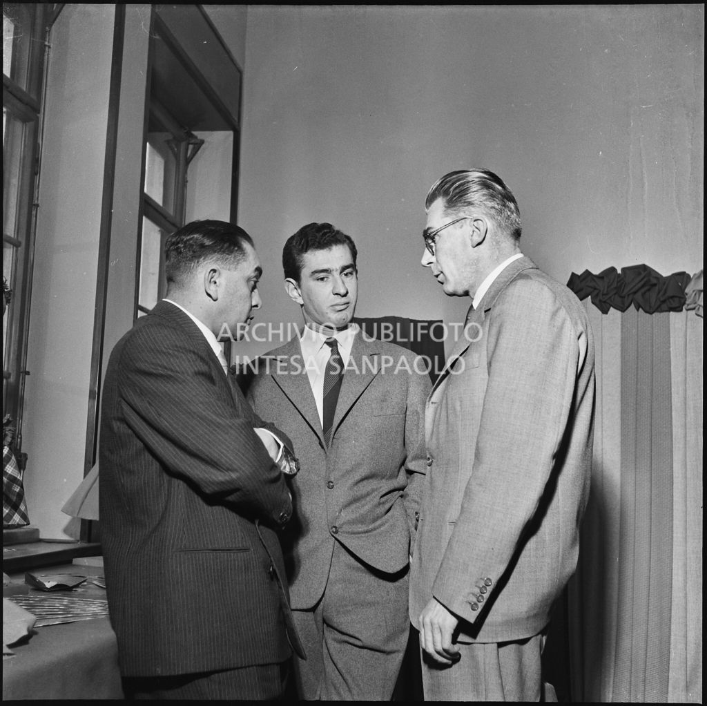 Paolo Marzotto (al centro) in compagnia di due uomini in occasione della visita allo stabilimento del Lanificio Marzotto di Manerbio delle redattrici di riveste di moda<br>201969