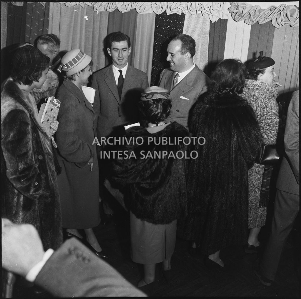 Paolo Marzotto (secondo da destra) in compagnia delle redattrici di riviste di moda in occasione della loro visita allo stabilimento del Lanificio Marzotto di Manerbio<br>201970