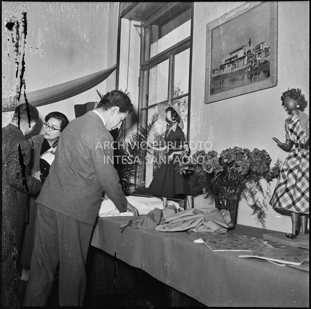 Paolo Marzotto sistema le stoffe in occasione della visita allo stabilimento del Lanificio Marzotto di Manerbio delle redattrici di riviste di moda<br>201971