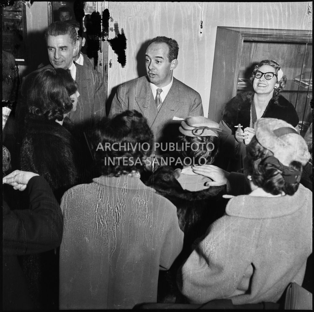 Due uomini in compagnia delle redattrici di riviste di moda in occasione della loro visita allo stabilimento del Lanificio Marzotto di Manerbio<br>201972