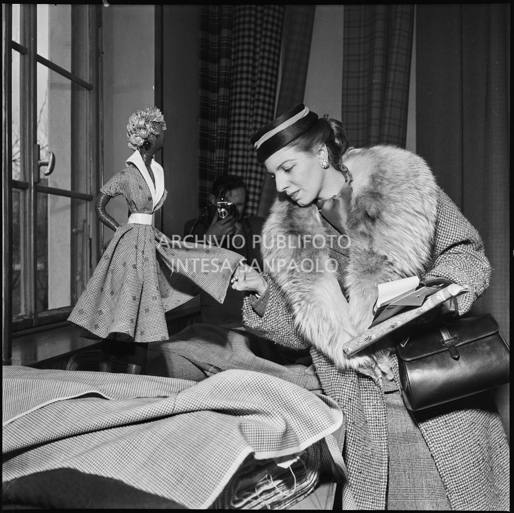 La redattrice di una rivista di moda controlla la qualità dei tessuti in occasione della visita allo stabilimento del Lanificio Marzotto di Manerbio<br>201973