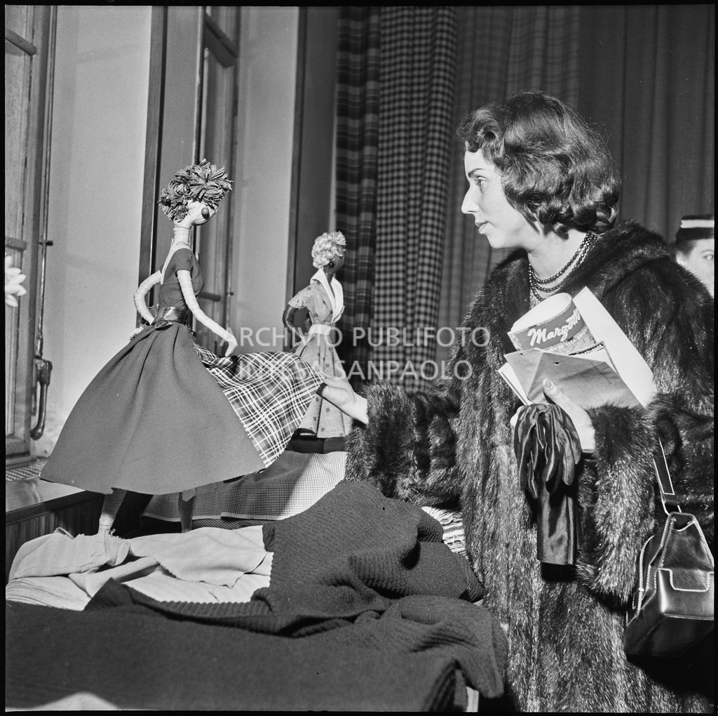 La redattrice di una rivista di moda controlla la qualità dei tessuti in occasione della visita allo stabilimento del Lanificio Marzotto di Manerbio<br>201974