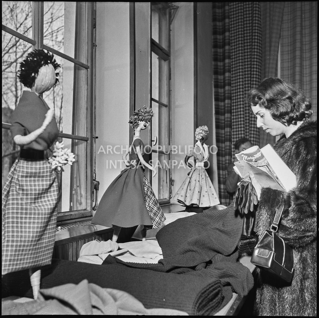 La redattrice di una rivista di moda controlla la qualità dei tessuti in occasione della visita allo stabilimento del Lanificio Marzotto di Manerbio<br>201975