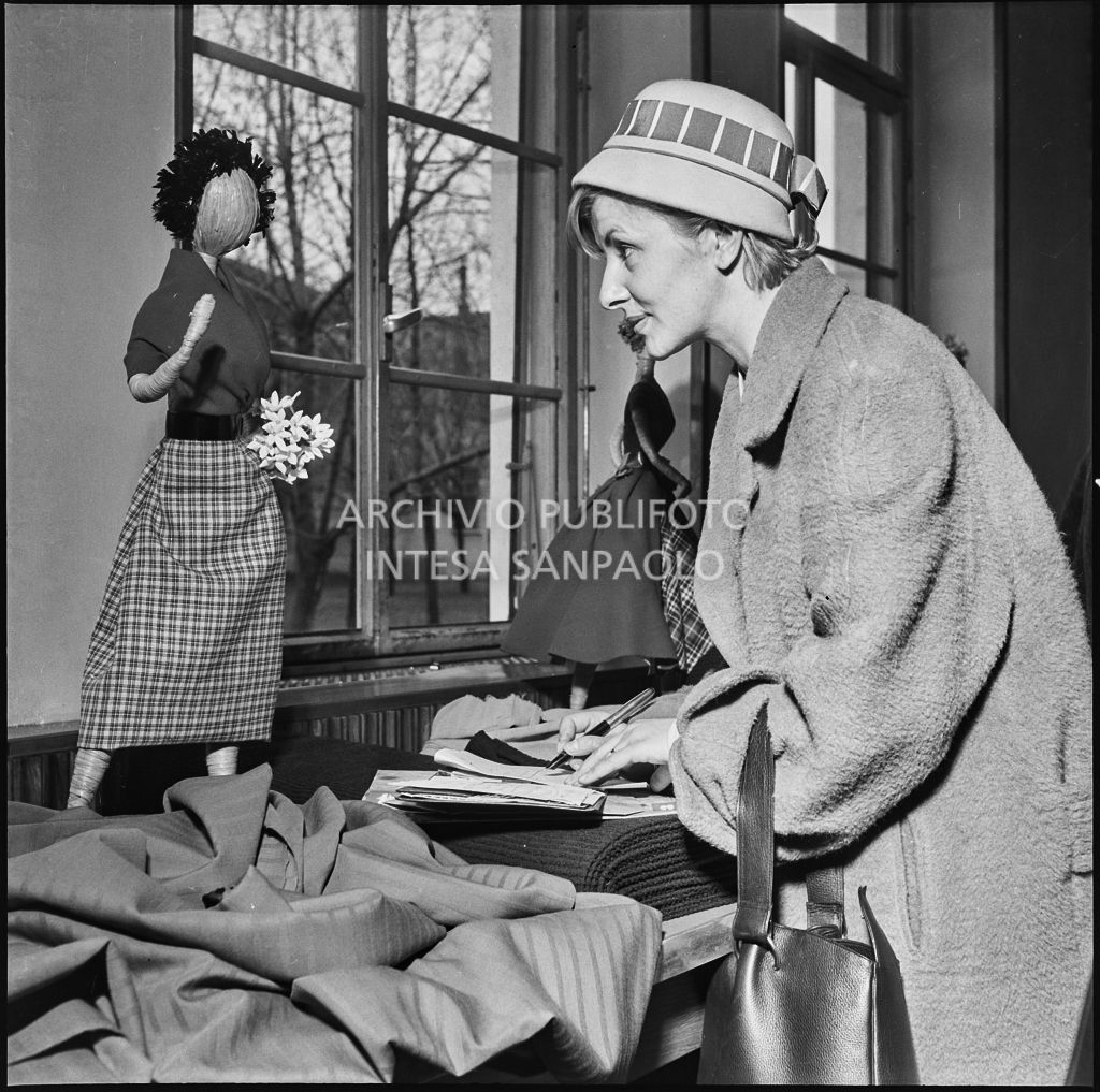 La redattrice di una rivista di moda prende alcuni appunti in occasione della visita allo stabilimento del Lanificio Marzotto di Manerbio<br>201976