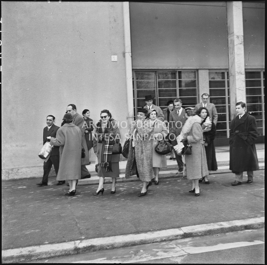 Le redattrici di riviste di moda escono dallo stabilimento del Lanificio Marzotto a Manerbio in occasione di una loro visita<br>201977