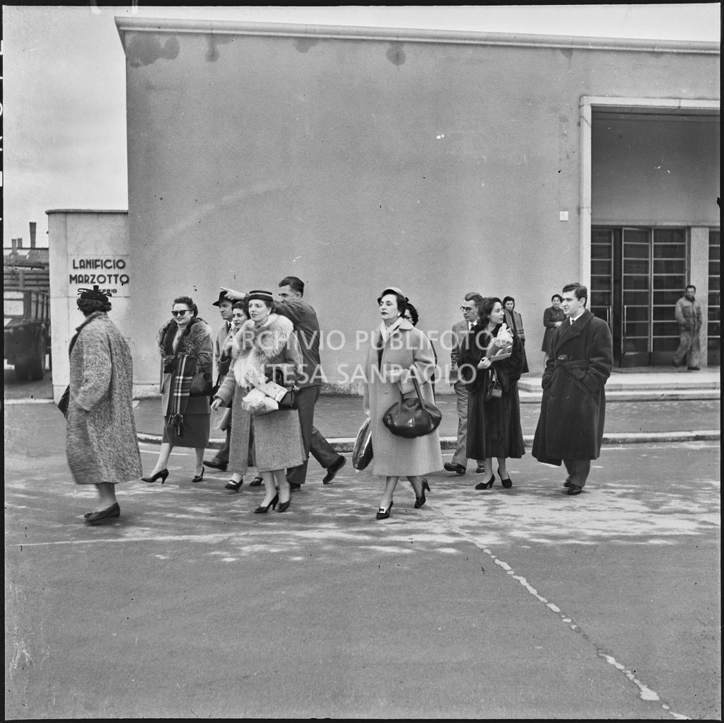 Paolo Marzotto (primo da destra) e le redattrici di riviste di moda escono dallo stabilimento del Lanificio Marzotto a Manerbio in occasione di una loro visita<br>201978