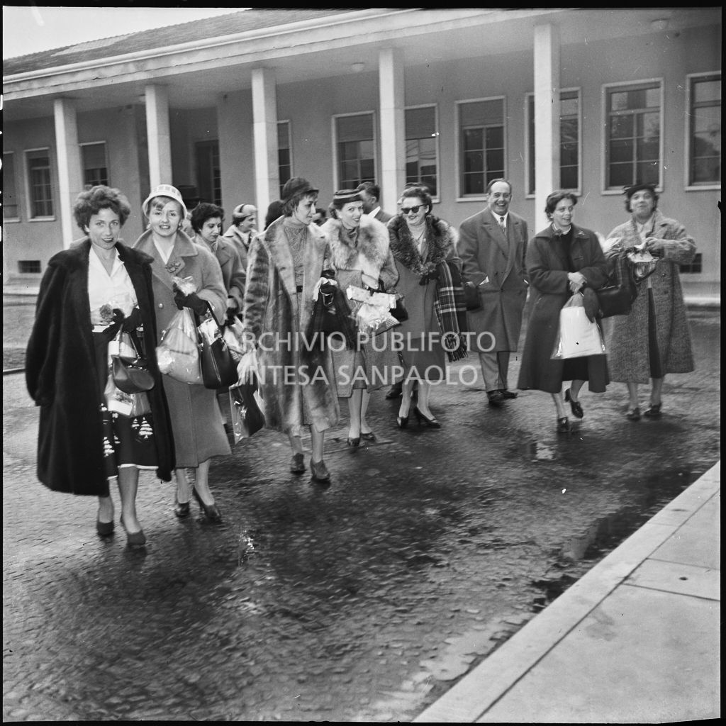 Le redattrici di riviste di moda sul piazzale dello stabilimento del Lanificio Marzotto a Manerbio in occasione di una loro visita<br>201979