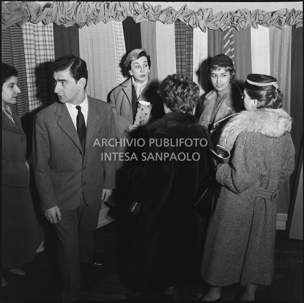 Paolo Marzotto e le redattrici di riviste di moda in occasione della vista allo stabilimento del Lanificio Marzotto a Manerbio<br>201980