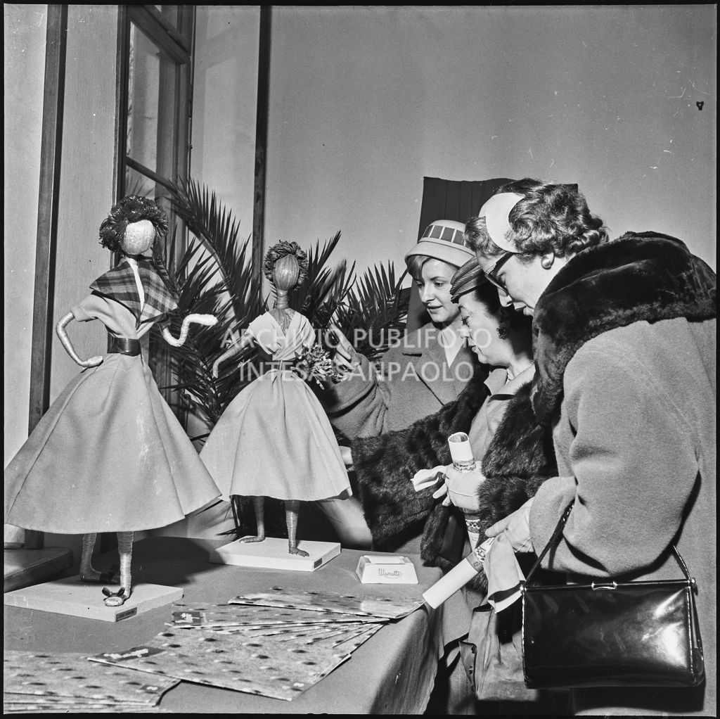 Le redattrici di riviste di moda osservano dei piccoli manichini in occasione della loro vista allo stabilimento del Lanificio Marzotto a Manerbio<br>201981