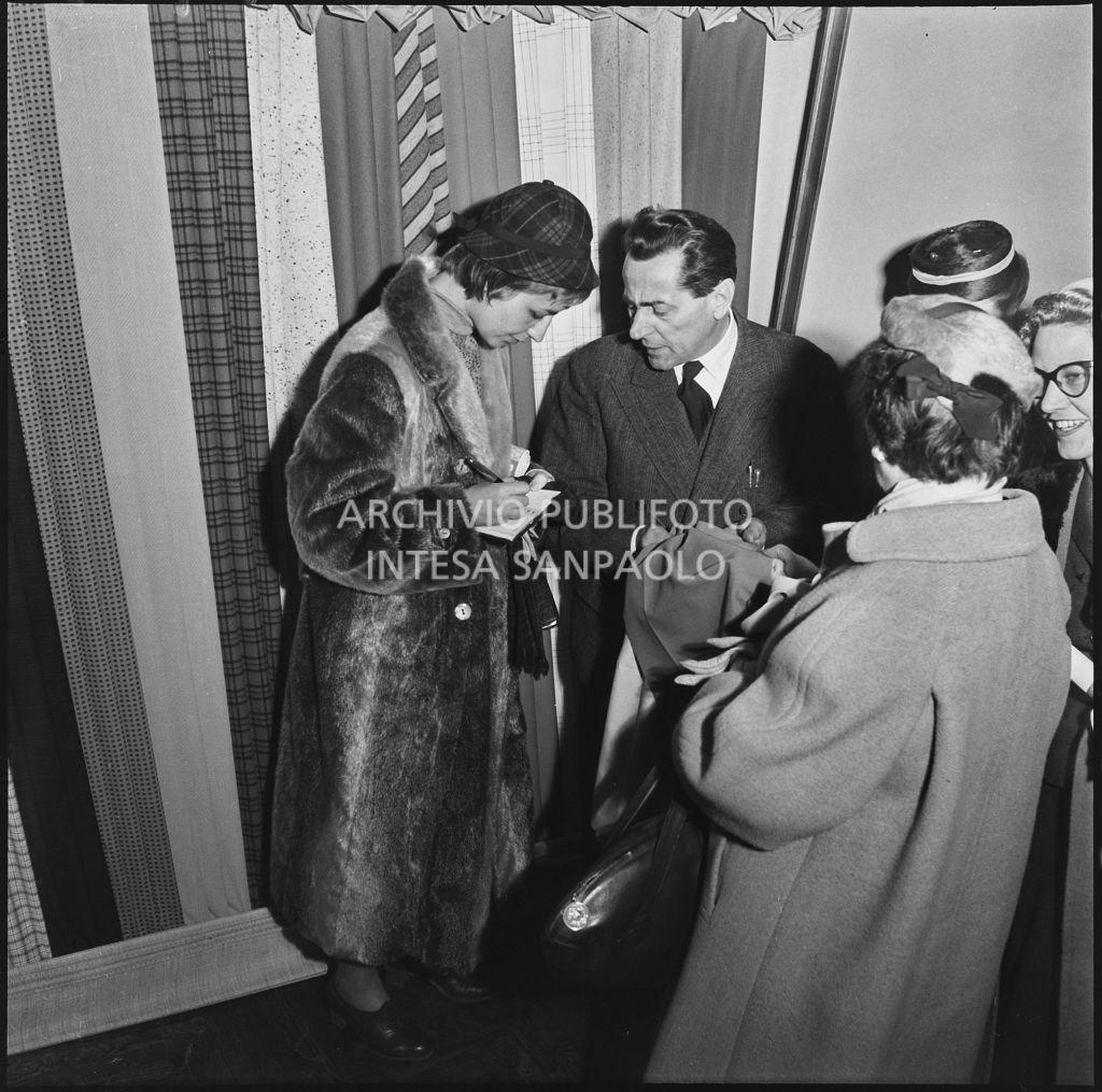 La redattrice di una rivista di moda intervista un uomo in occasione della vista allo stabilimento del Lanificio Marzotto a Manerbio<br>201983