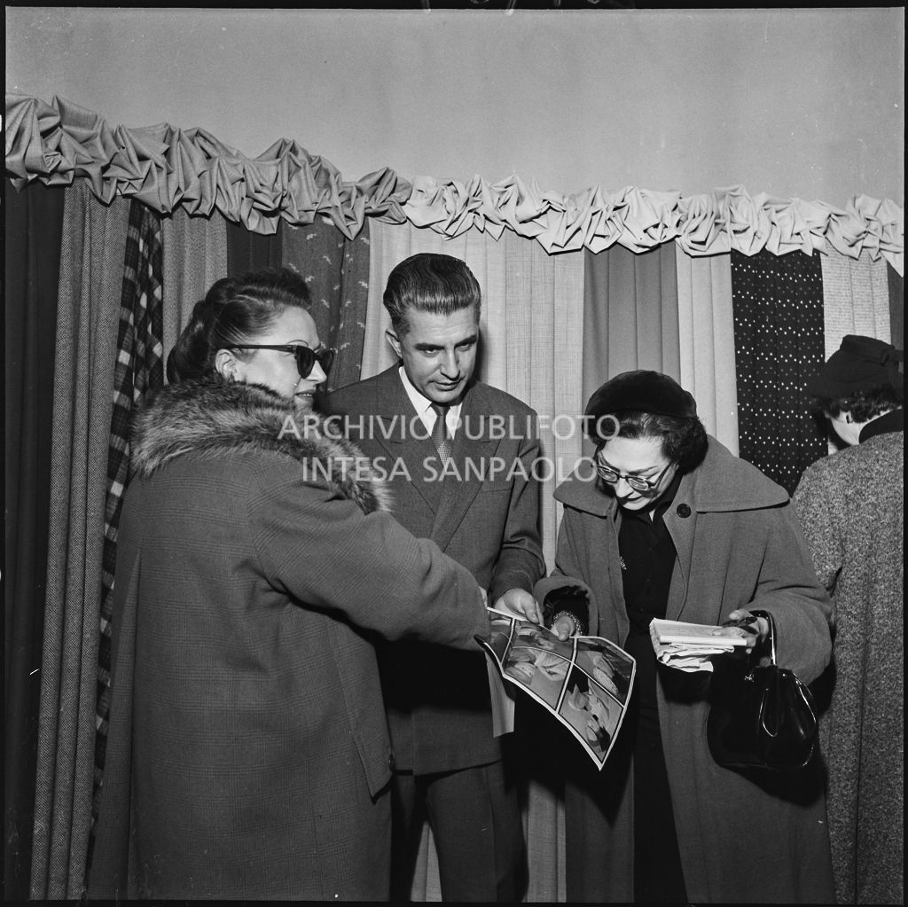 Alcune redattrici di riviste di moda in compagnia di un uomo in occasione della vista allo stabilimento del Lanificio Marzotto a Manerbio<br>201984