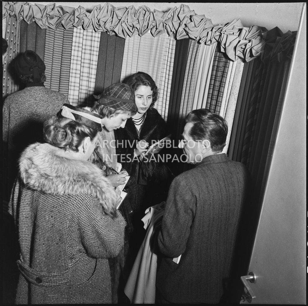 Alcune redattrici di riviste di moda intervistano un uomo in occasione della vista allo stabilimento del Lanificio Marzotto a Manerbio<br>201985