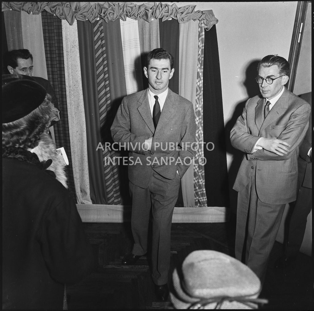 Paolo Marzotto (al centro) in occasione della vista di alcune redattrici di riviste di moda allo stabilimento del Lanificio Marzotto a Manerbio<br>201986