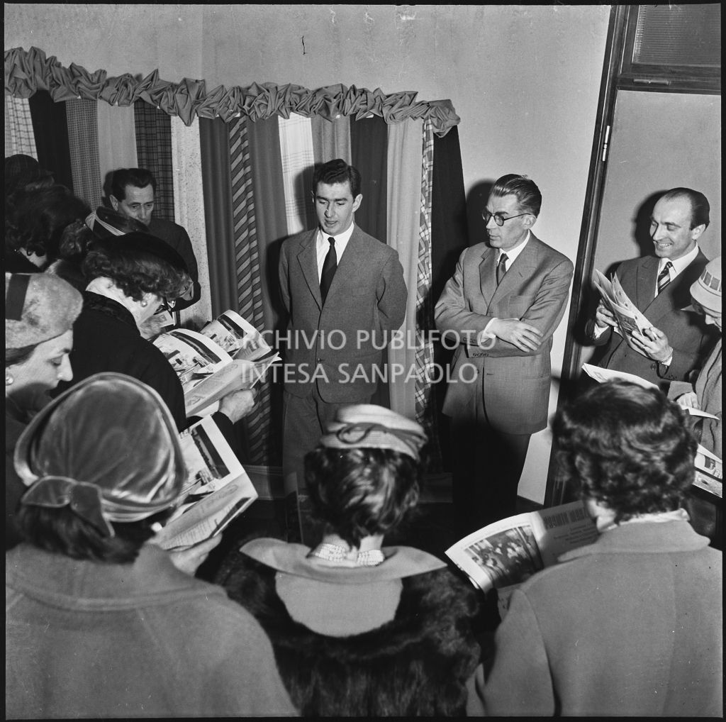 Paolo Marzotto (terzo da destra) in occasione della vista di alcune redattrici di riviste di moda allo stabilimento del Lanificio Marzotto a Manerbio<br>201987