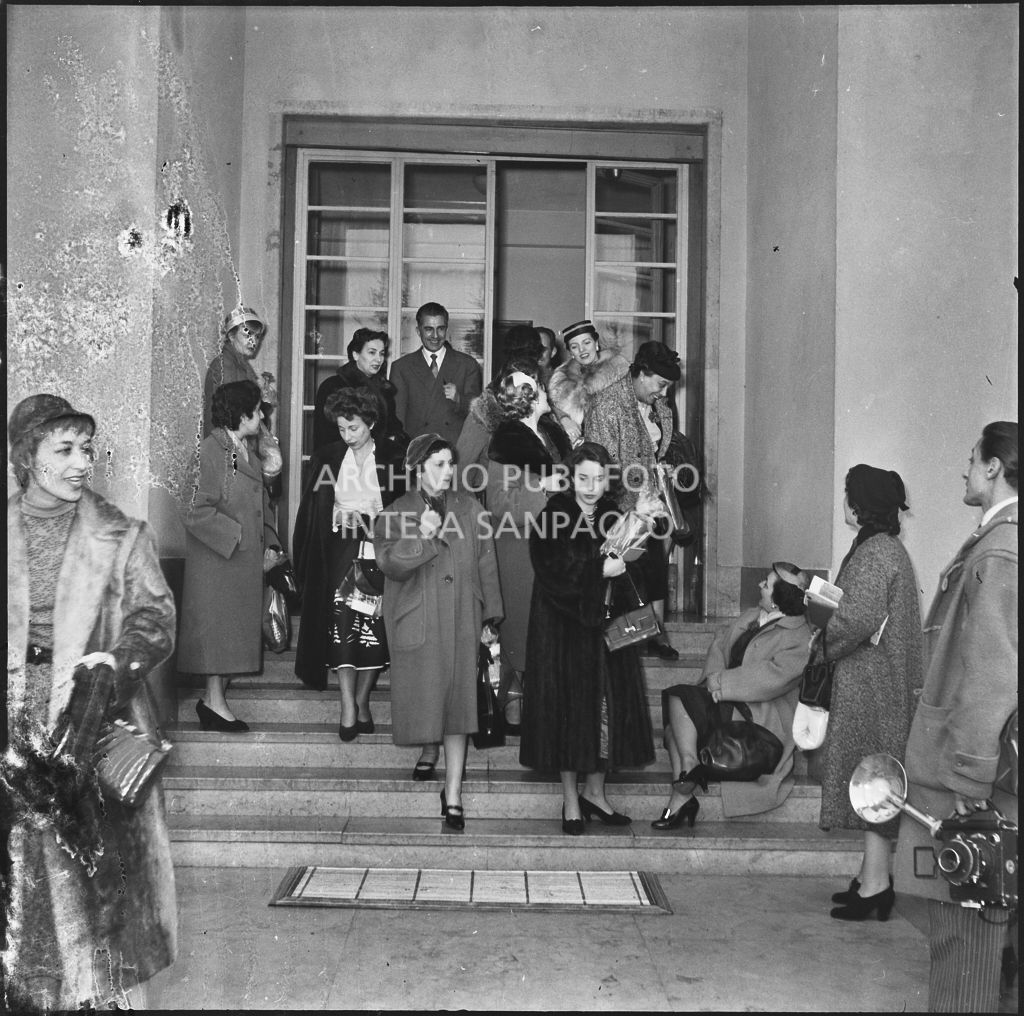 Le redattrici di riviste di moda all'ingresso dello stabilimento del Lanificio Marzotto a Manerbio in occasione di una loro visita<br>201988