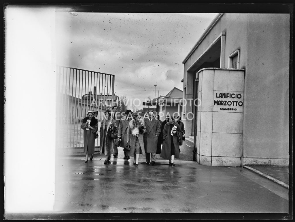 Le redattrici di riviste di moda all'uscita dallo stabilimento del Lanificio Marzotto a Manerbio in occasione di una loro visita<br>201992