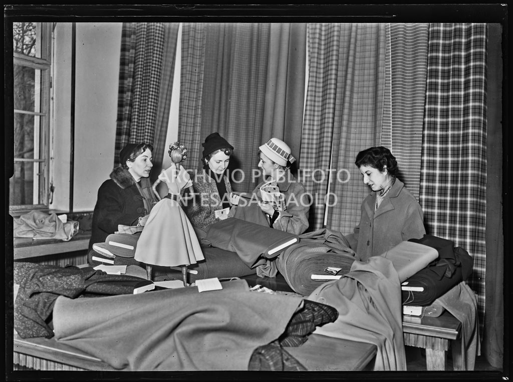 Le redattrici di riviste di moda controllano la qualità dei tessuti in occasione della visita allo stabilimento del Lanificio Marzotto di Manerbio<br>201993