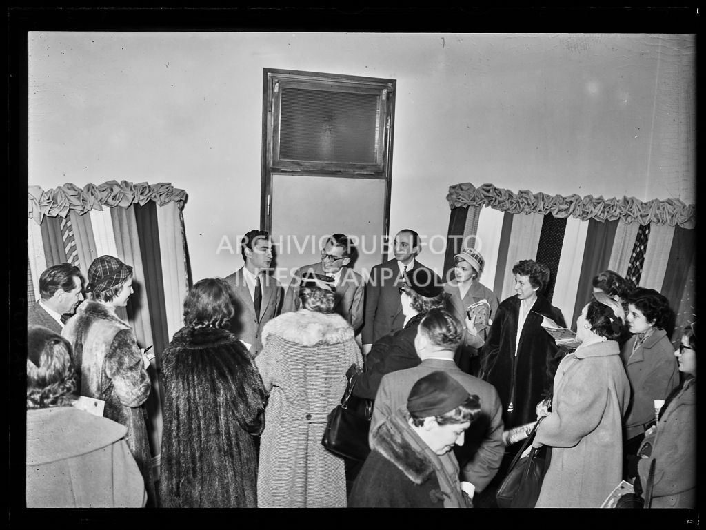 Paolo Marzotto tiene un discorso in occasione della visita allo stabilimento del Lanificio Marzotto di Manerbio di alcune redattici di riviste di moda<br>201994