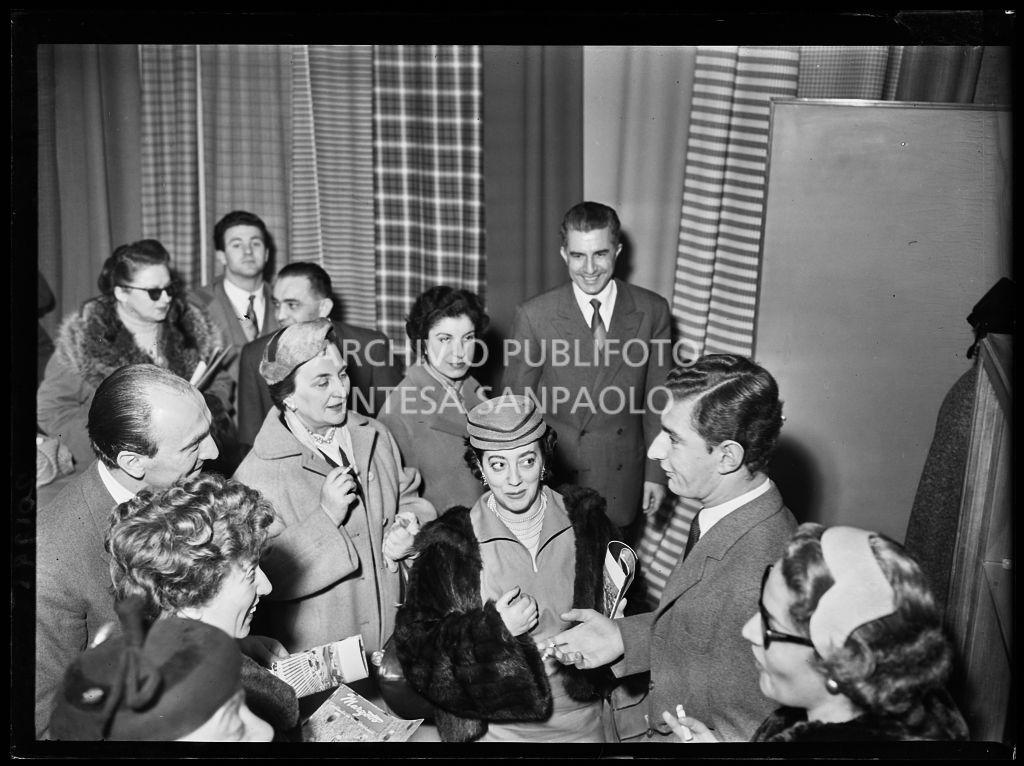 Paolo Marzotto intrattiene alcune redattici di riviste di moda in occasione della loro visita allo stabilimento del Lanificio Marzotto di Manerbio<br>201995