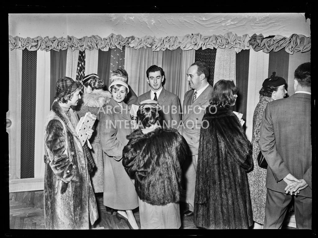 Paolo Marzotto (al centro) in compagnia di alcune redattici di riviste di moda in occasione della loro visita allo stabilimento del Lanificio Marzotto di Manerbio<br>201996