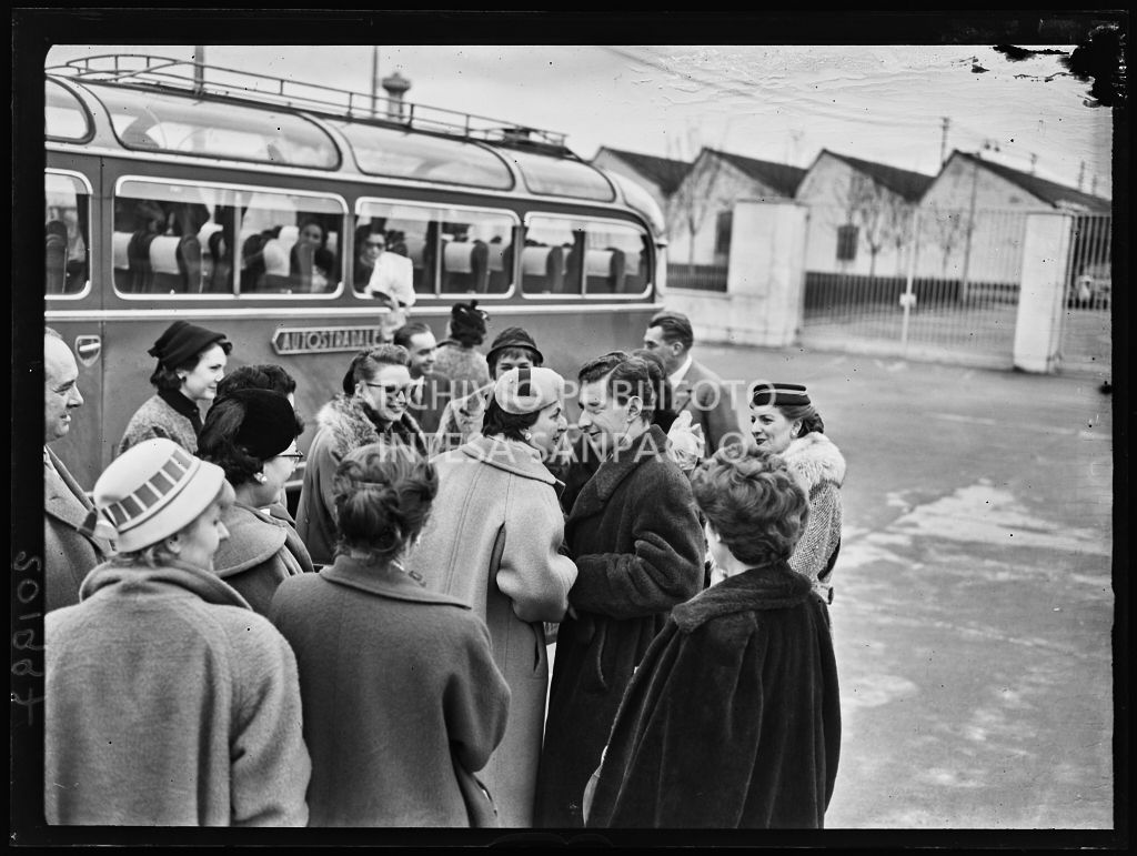 Paolo Marzotto saluta alcune redattici di riviste di moda al termine della loro visita allo stabilimento del Lanificio Marzotto di Manerbio<br>201997