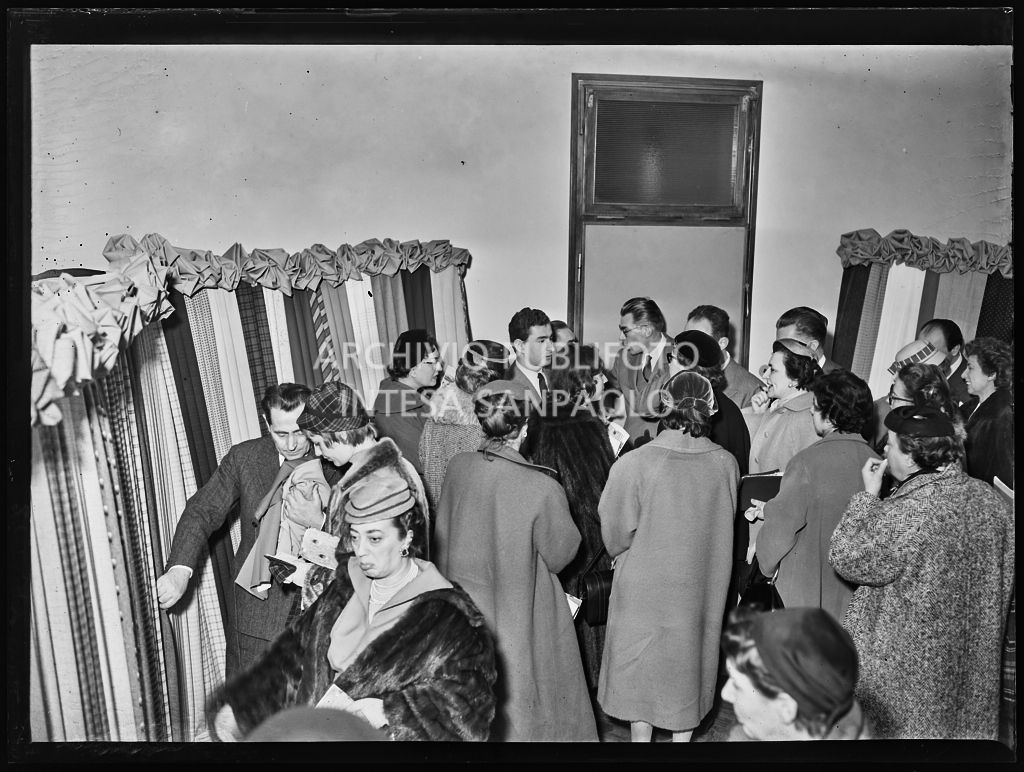 Paolo Marzotto circondato da alcune redattici di riviste di moda in occasione della loro visita allo stabilimento del Lanificio<br>201998