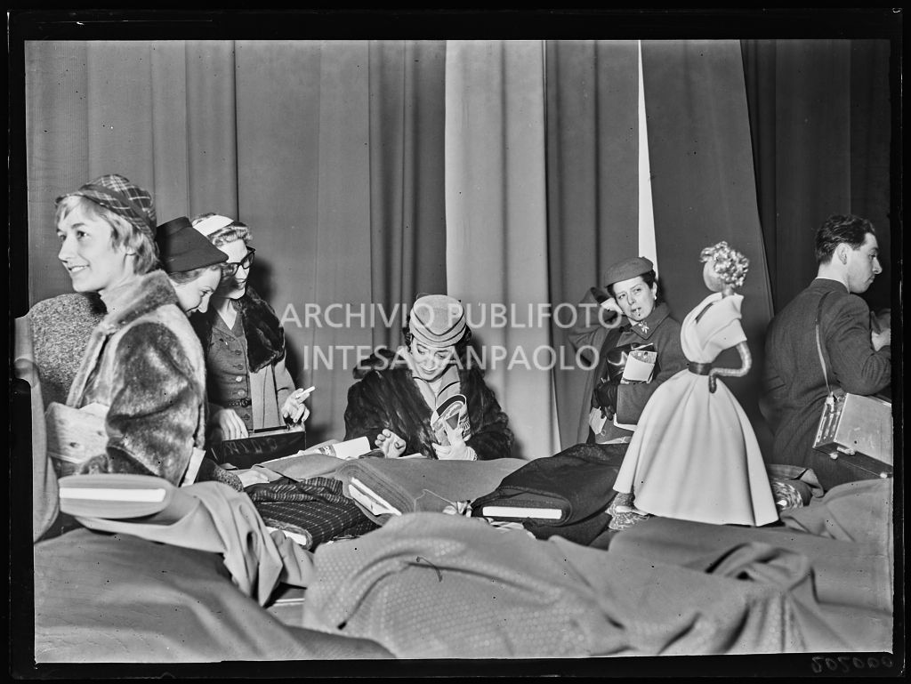 Le redattrici di riviste di moda controllano la qualità dei tessuti in occasione della visita allo stabilimento del Lanificio Marzotto di Manerbio<br>202000