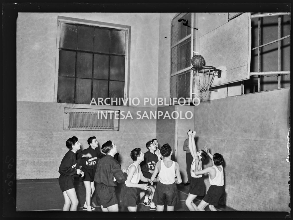 Alcuni ragazzi della scuola professionale della Montecatini  giocano a pallacanestro nella palestra della Casa dello studente a Milano<br>202002