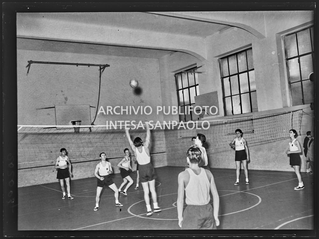 Alcuni ragazzi della scuola professionale della Montecatini  giocano a pallavolo nella palestra della Casa dello studente a Milano<br>202004