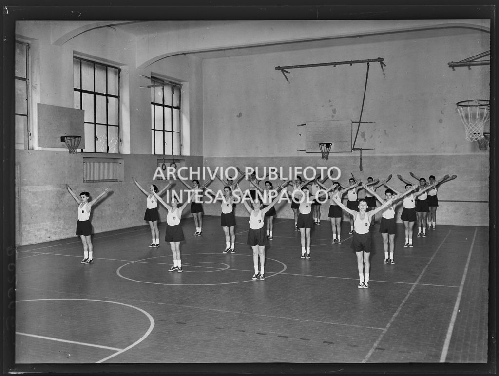 Alcuni ragazzi della scuola professionale della Montecatini  fanno educazione fisica nella palestra della Casa dello studente a Milano<br>202006