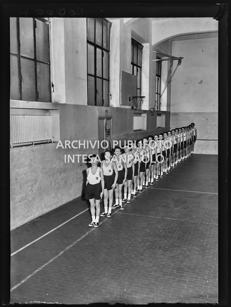 Alcuni ragazzi della scuola professionale della Montecatini  fanno educazione fisica nella palestra della Casa dello studente a Milano<br>202007