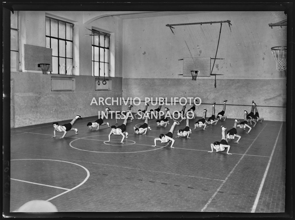 Alcuni ragazzi della scuola professionale della Montecatini  fanno educazione fisica nella palestra della Casa dello studente a Milano<br>202008