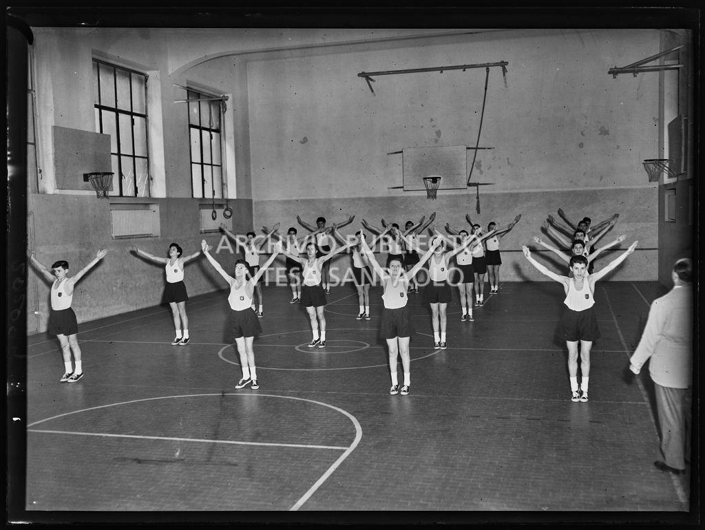 Alcuni ragazzi della scuola professionale della Montecatini  fanno educazione fisica nella palestra della Casa dello studente a Milano<br>202009