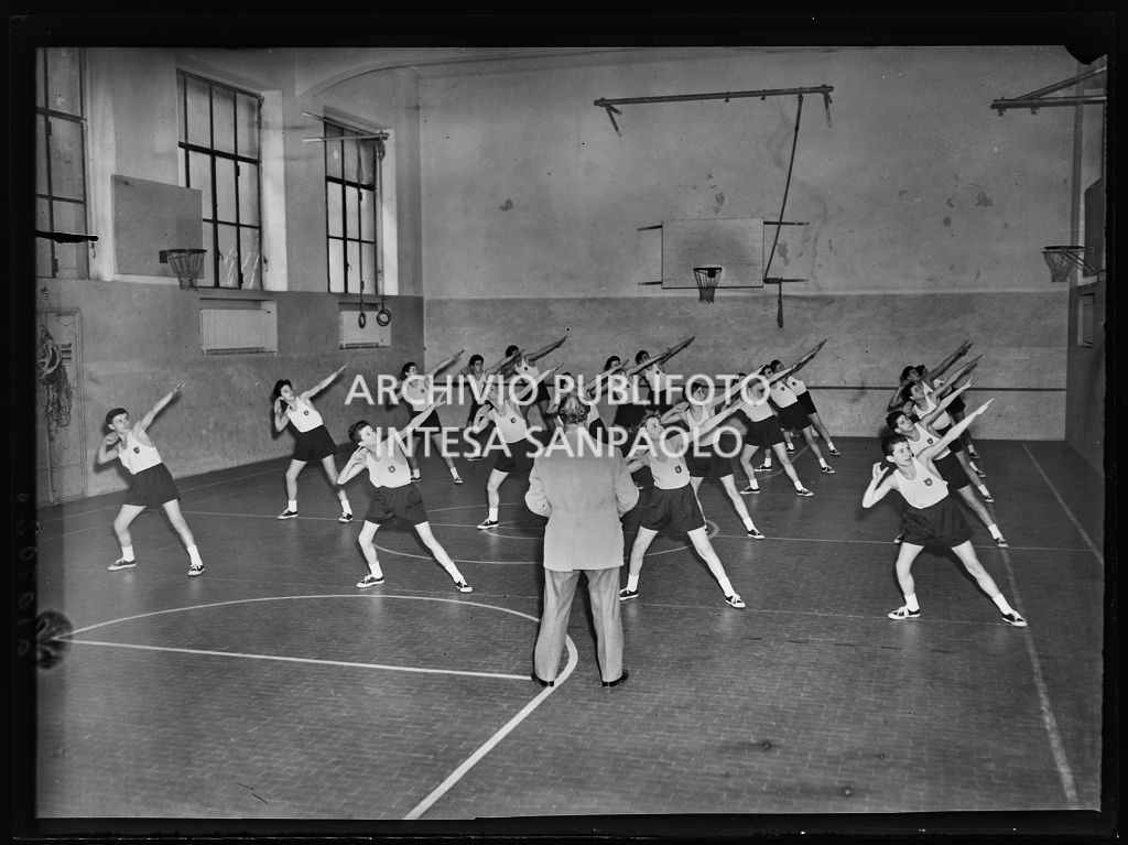Alcuni ragazzi della scuola professionale della Montecatini  fanno educazione fisica nella palestra della Casa dello studente a Milano<br>202010
