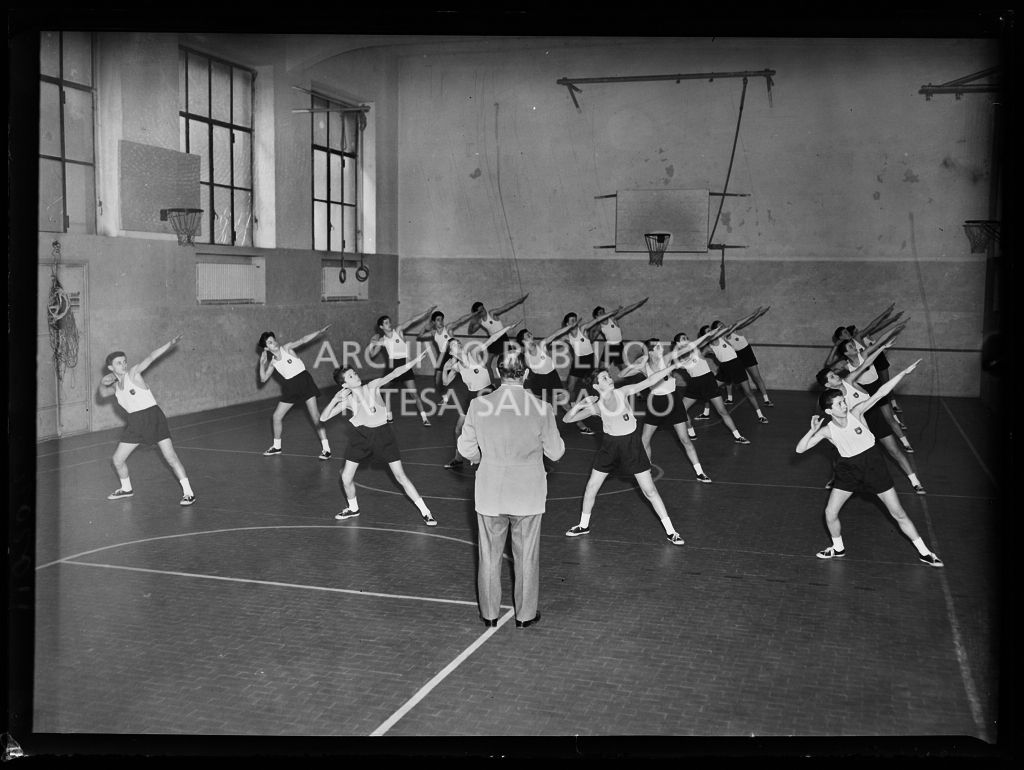 Alcuni ragazzi della scuola professionale della Montecatini  fanno educazione fisica nella palestra della Casa dello studente a Milano<br>202011