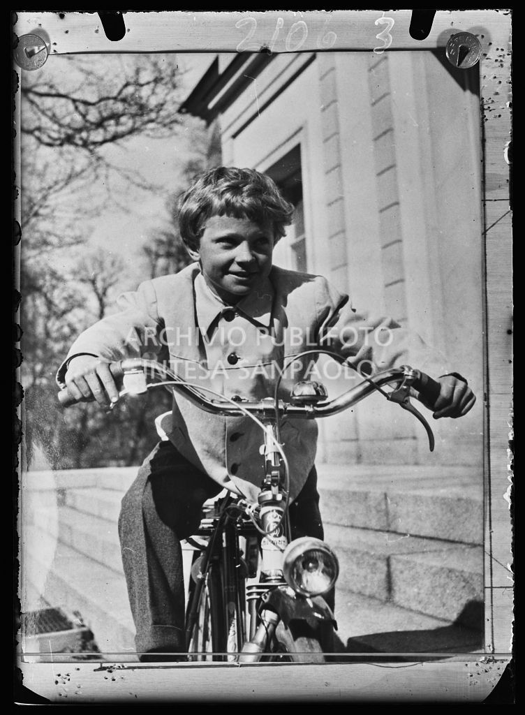 Ritratto del principe ereditario di Svezia Carl Gustav a bordo su una bicicletta all'età di otto anni<br>210693