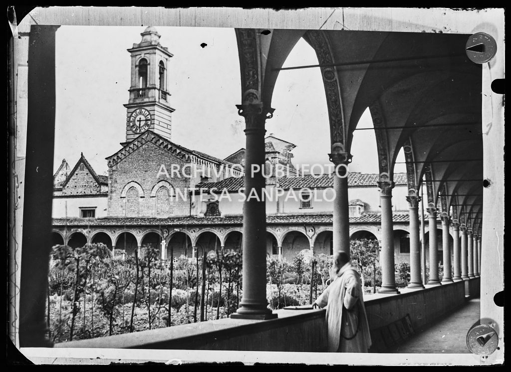Vista sulla Certosa del Galluzzo di Firenze, danneggiata dalle termiti nel 1953<br>210702