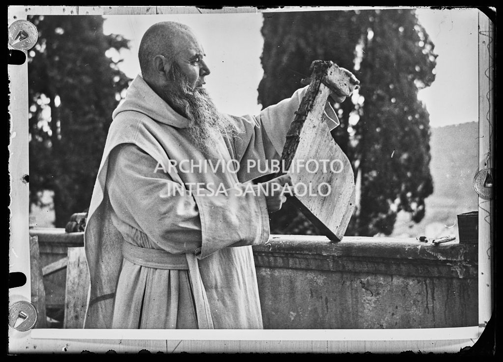 Un certosino del Galluzzo di Firenze mostra un pezzo di mobile danneggiato dalle termiti nel 1953<br>210703