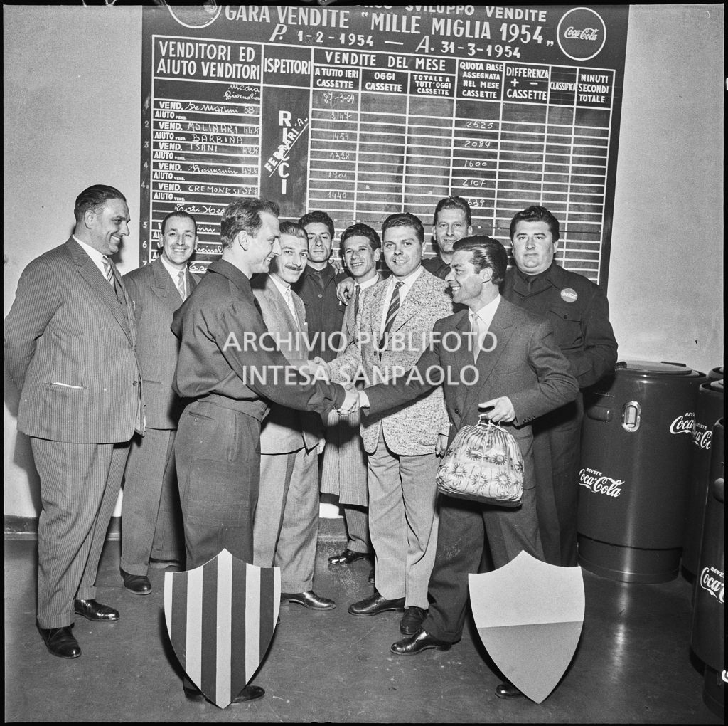 Foto di gruppo in occasione della gara vendite "Mille Miglia 1954" della Coca-Cola<br>210712
