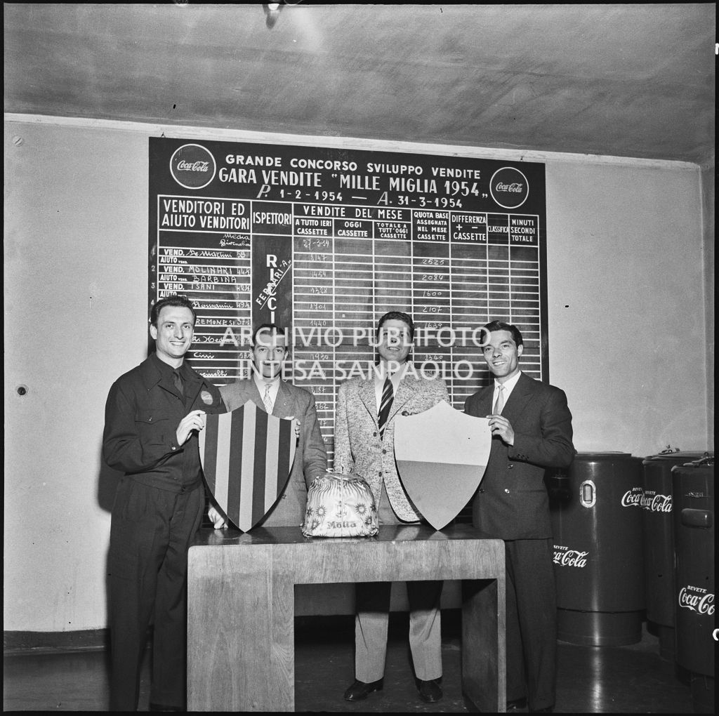 Foto di gruppo in occasione della gara vendite "Mille Miglia 1954" della Coca-Cola<br>210713