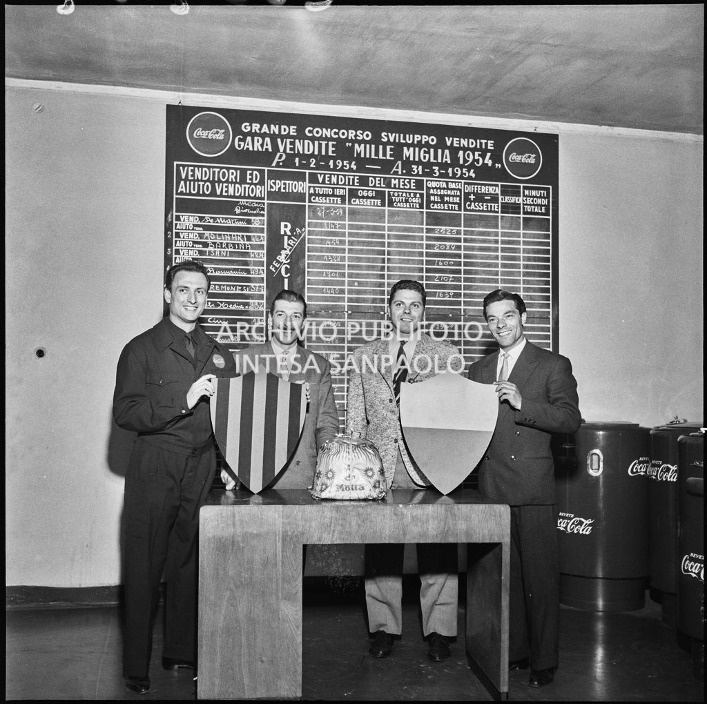 Foto di gruppo in occasione della gara vendite "Mille Miglia 1954" della Coca-Cola<br>210714