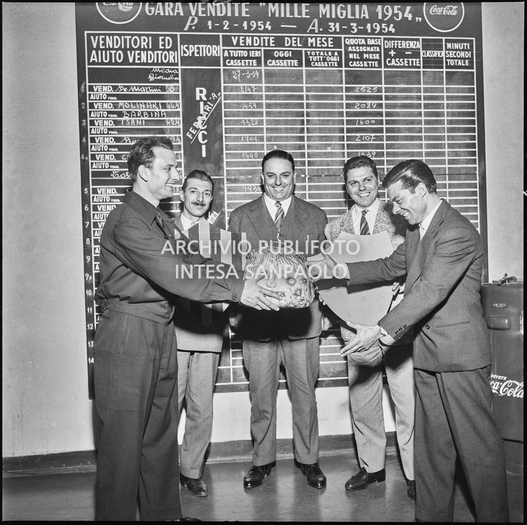 Foto di gruppo in occasione della gara vendite "Mille Miglia 1954" della Coca-Cola<br>210715