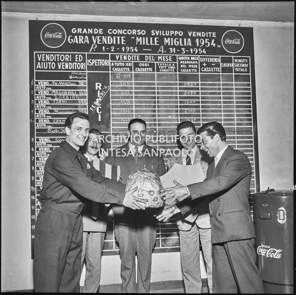 Foto di gruppo in occasione della gara vendite "Mille Miglia 1954" della Coca-Cola<br>210716