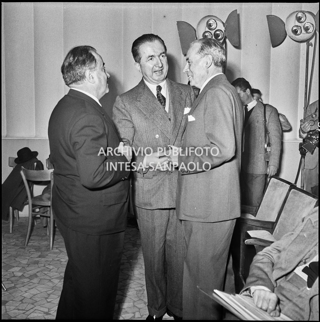 L'onorevole Giuseppe Pella (al centro) conversa con due uomini in occasione del convegno "Human relations" nella sala Puricelli della Fiera campionaria di Milano del 1954<br>210802
